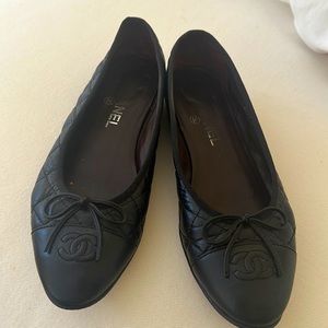 Chanel black quilted ballet flats . 38.5